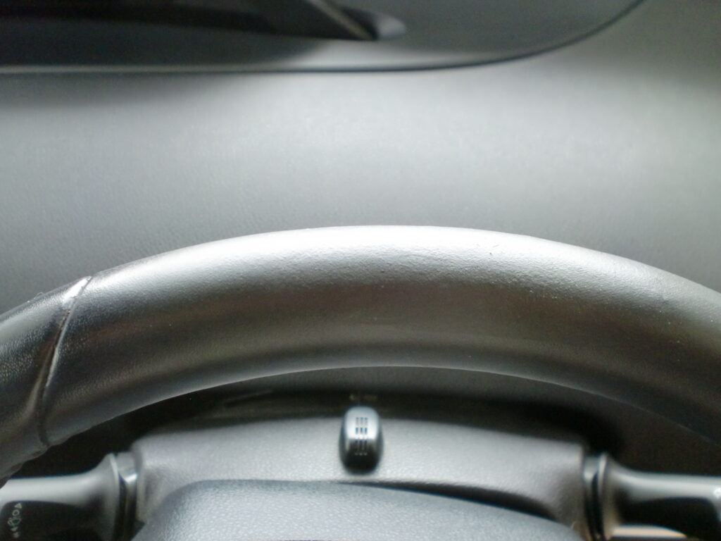 福生市　レザーステアリング剝がれ修理