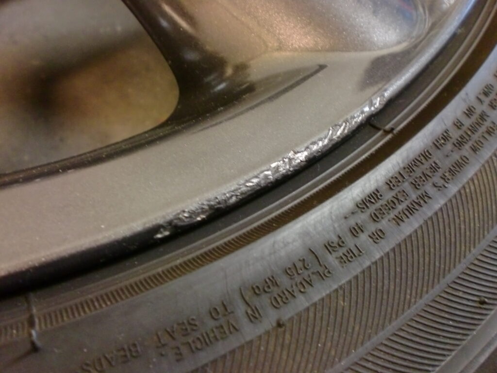 飯能市 ガンメタ塗装ホイール傷修理