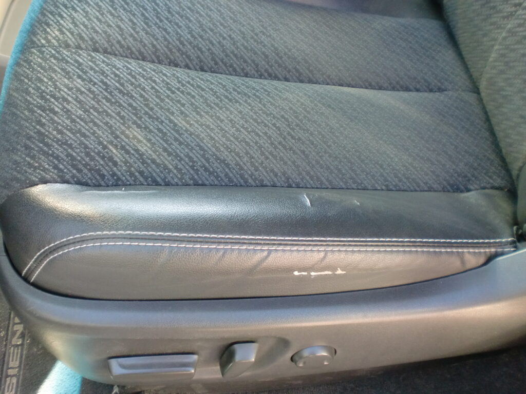 府中市　レザーシート破れ修理