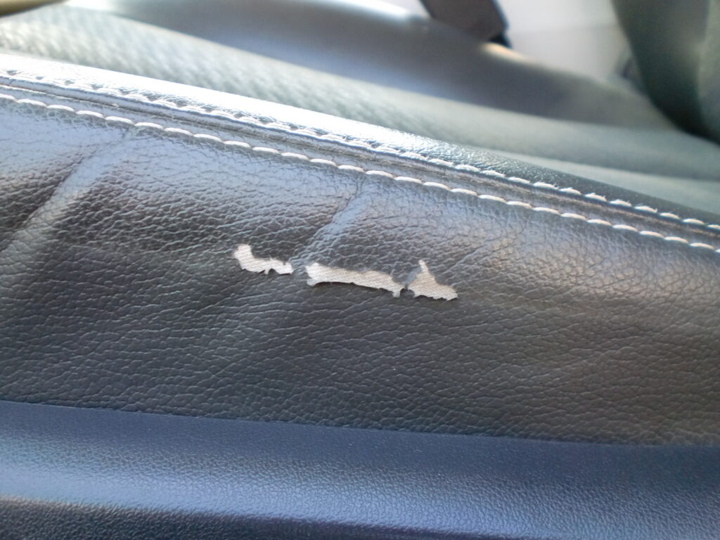 府中市　レザーシート破れ修理