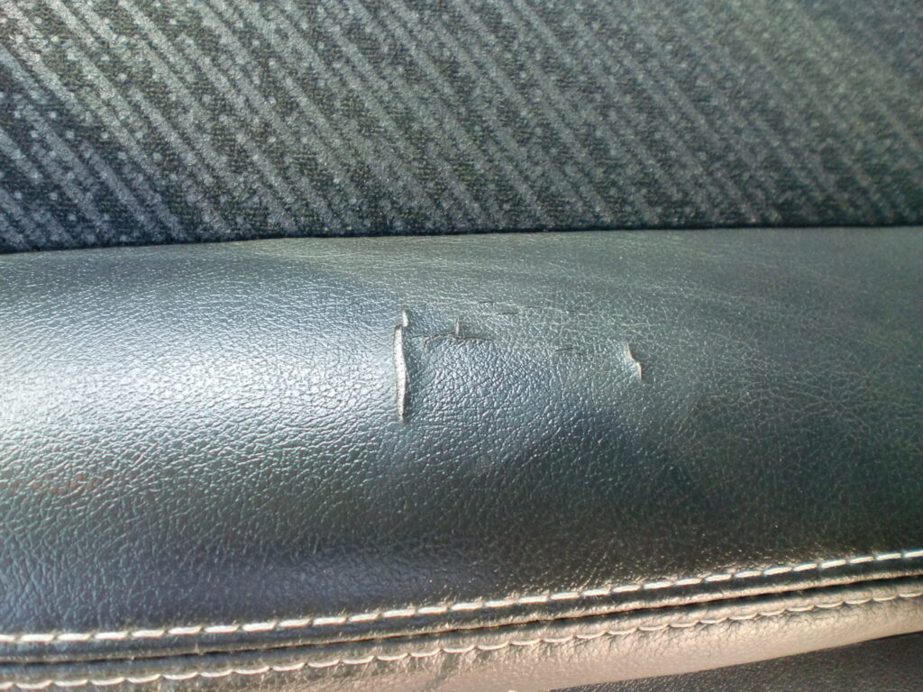 府中市　レザーシート破れ修理