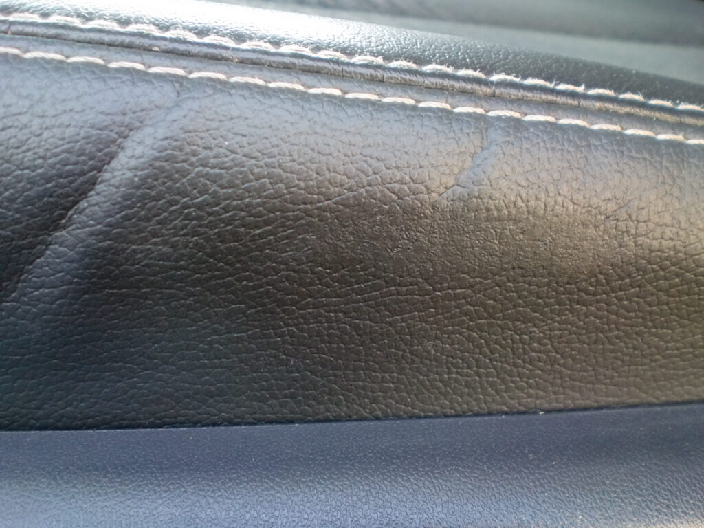 府中市　レザーシート破れ修理