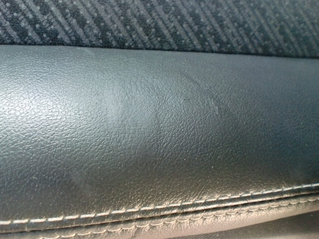 府中市　レザーシート破れ修理