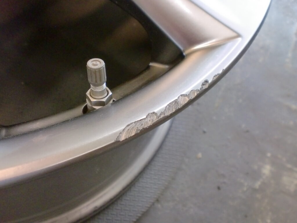 昭島市 ハイパーシルバーホイール傷修理