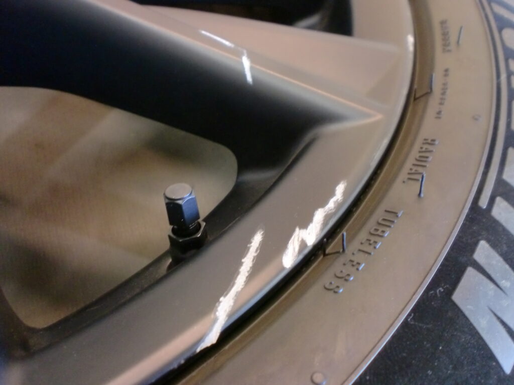 所沢市　マットブラックホイール傷修理