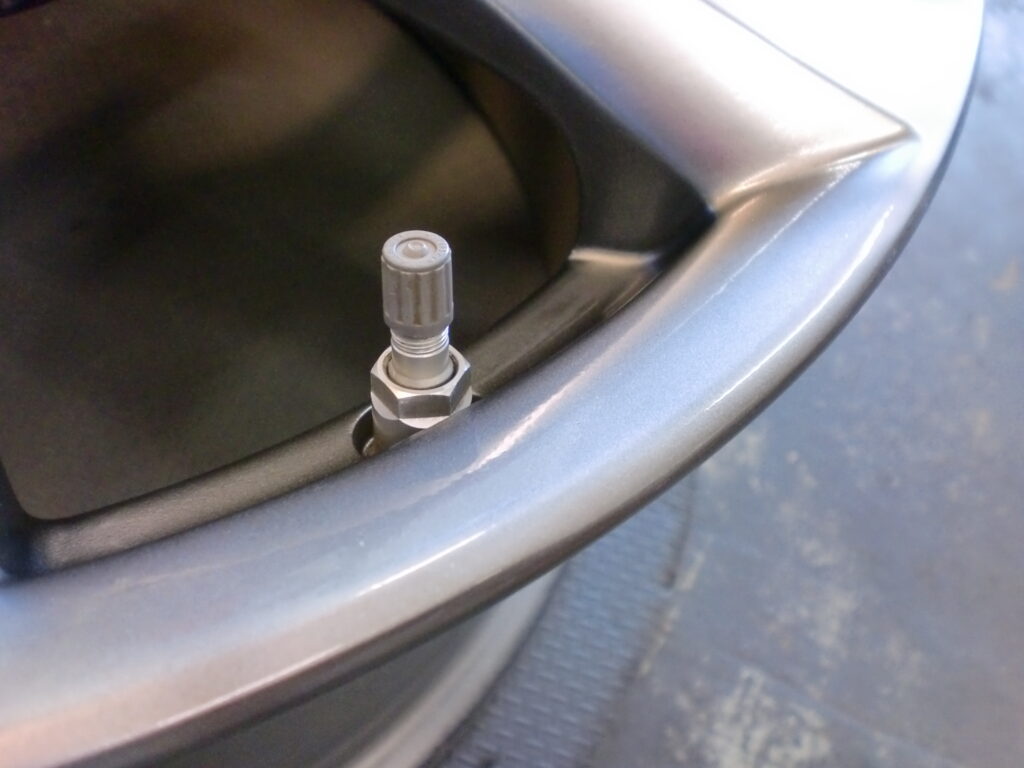 昭島市 ハイパーシルバーホイール傷修理