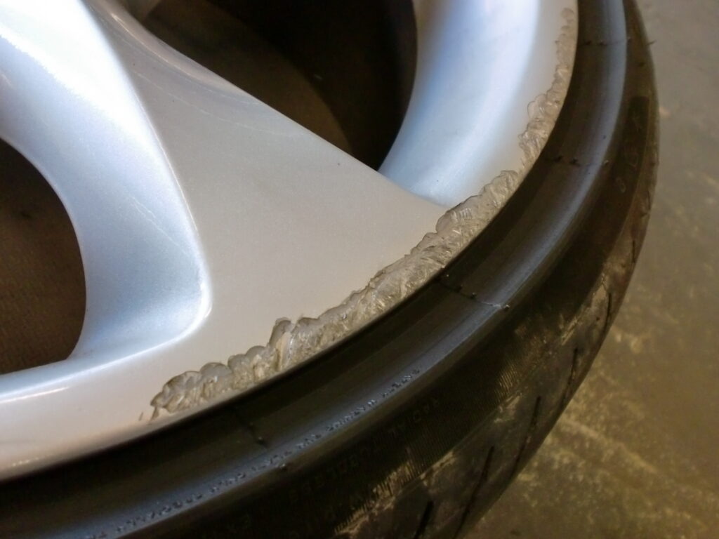 昭島市　シルバー塗装ホイール傷修理