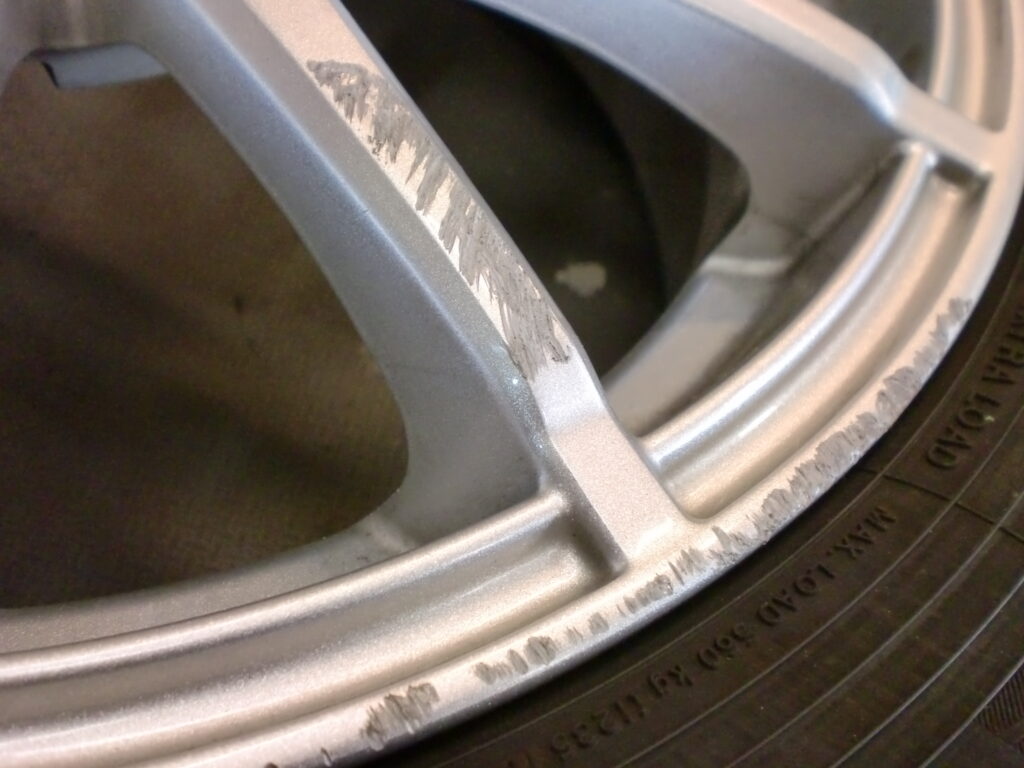 昭島市　シルバー塗装ホイール傷修理