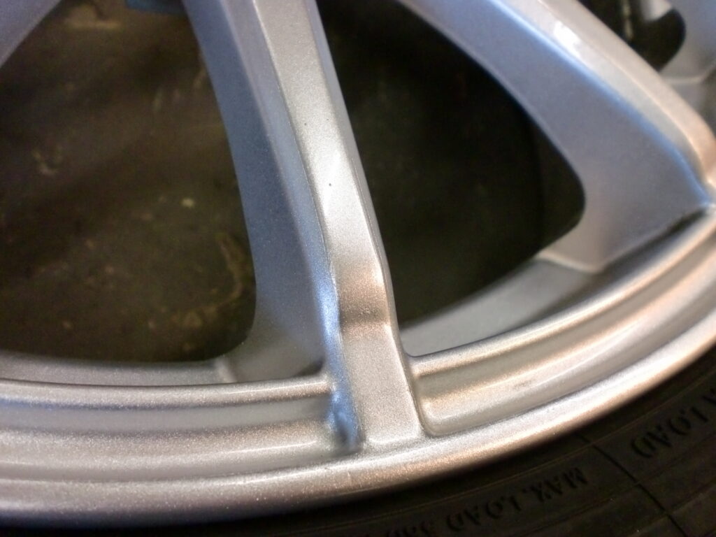 昭島市　シルバー塗装ホイール傷修理