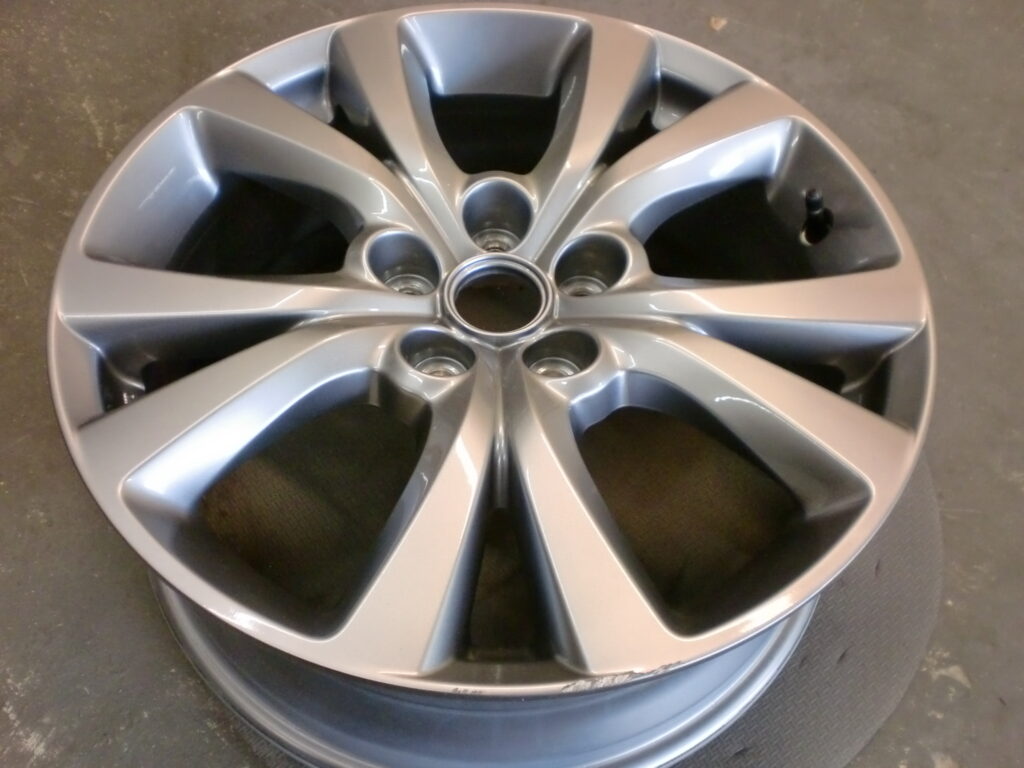 小平市 シルバー塗装ホイール傷修理