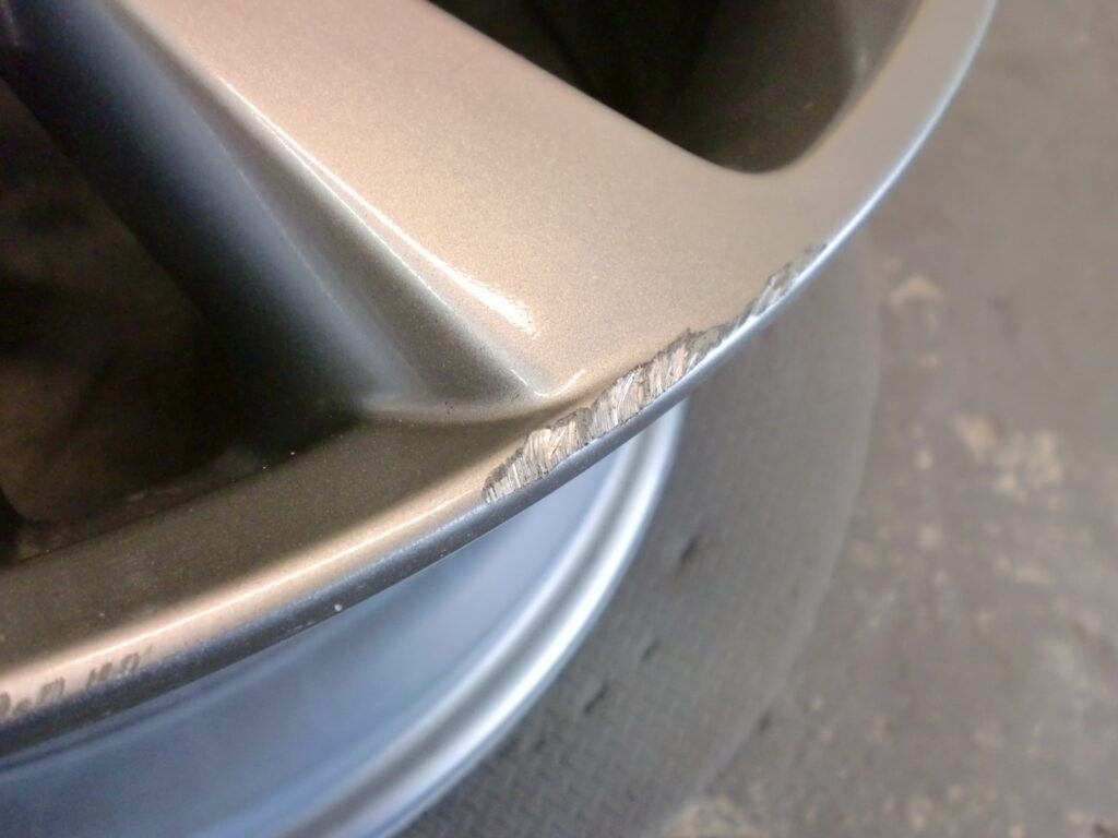 小平市 シルバー塗装ホイール傷修理