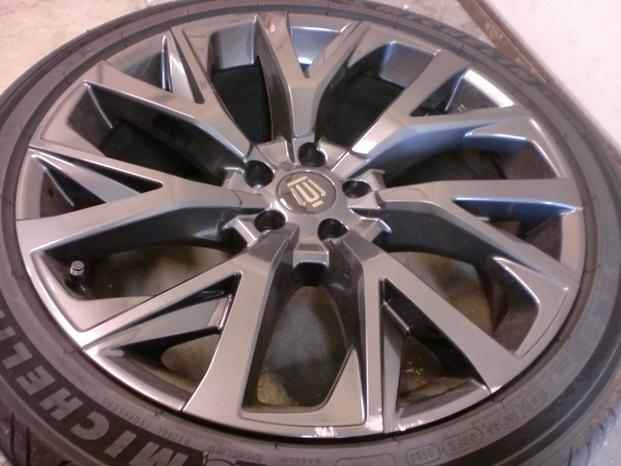 多摩市　ガンメタ塗装ホイール傷修理