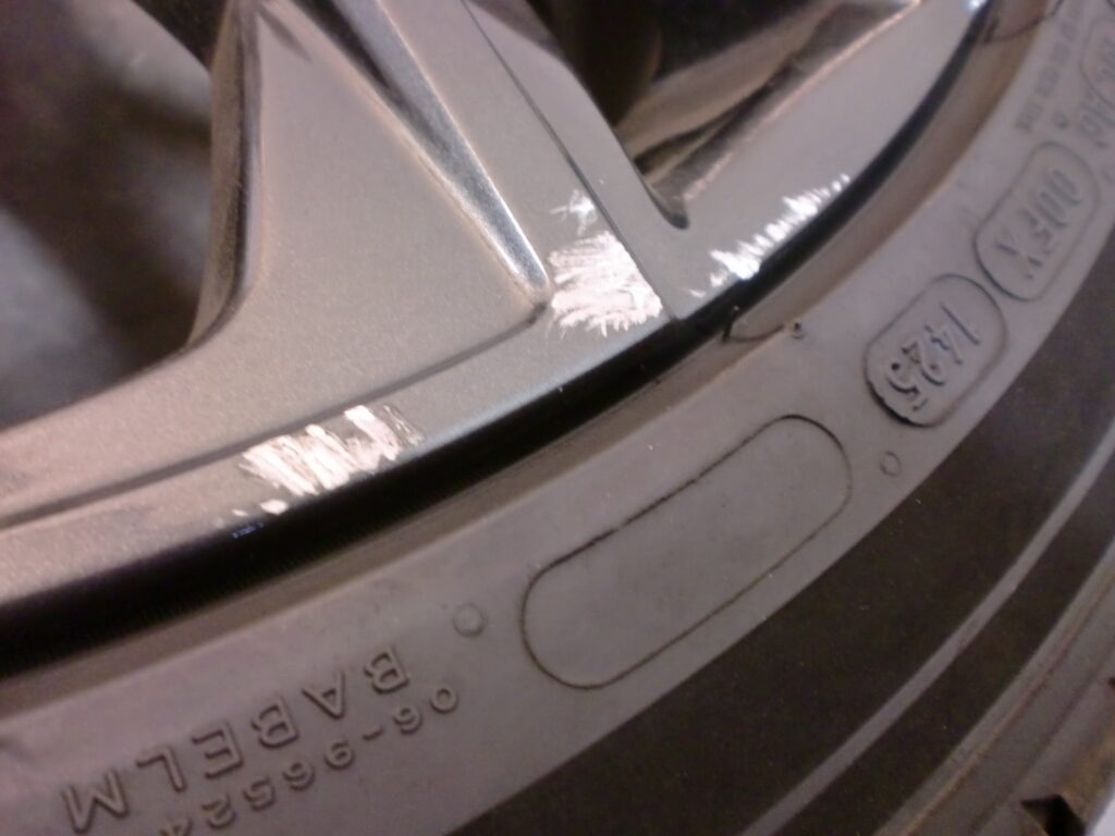 多摩市　ガンメタ塗装ホイール傷修理