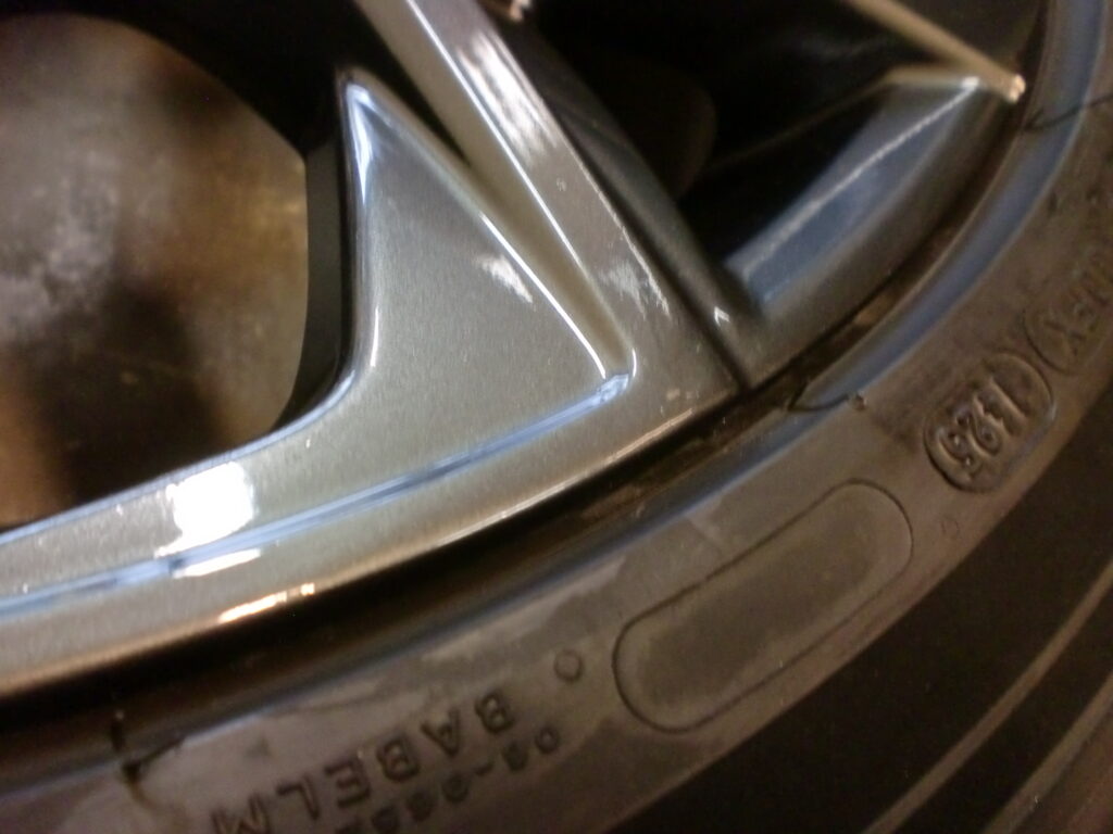 多摩市　ガンメタ塗装ホイール傷修理