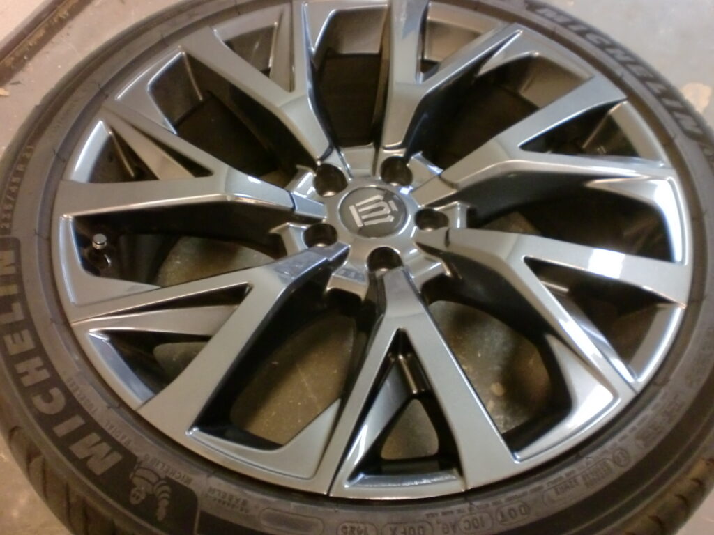 多摩市　ガンメタ塗装ホイール傷修理