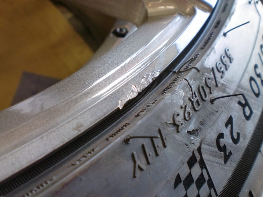 あきる野市　シルバーホイール傷修理