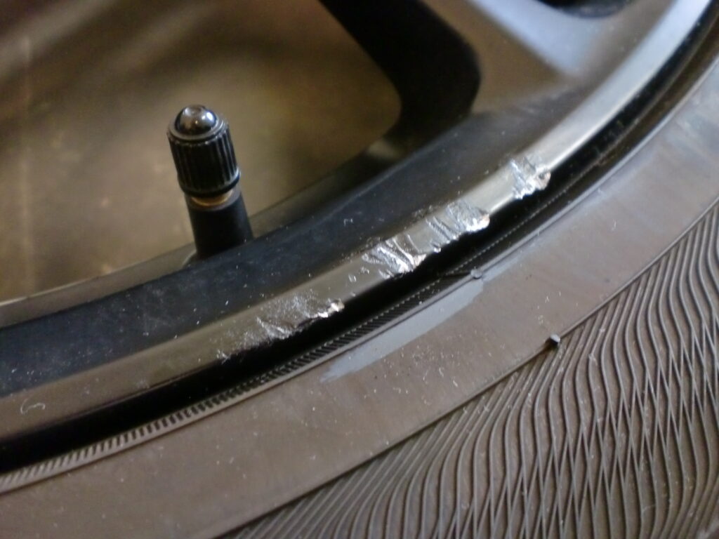 昭島市　マットブラックホイール傷修理