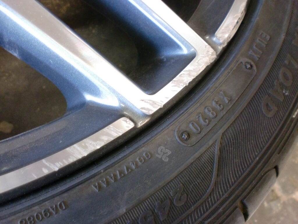 所沢市　ポリッシュホイール傷修理