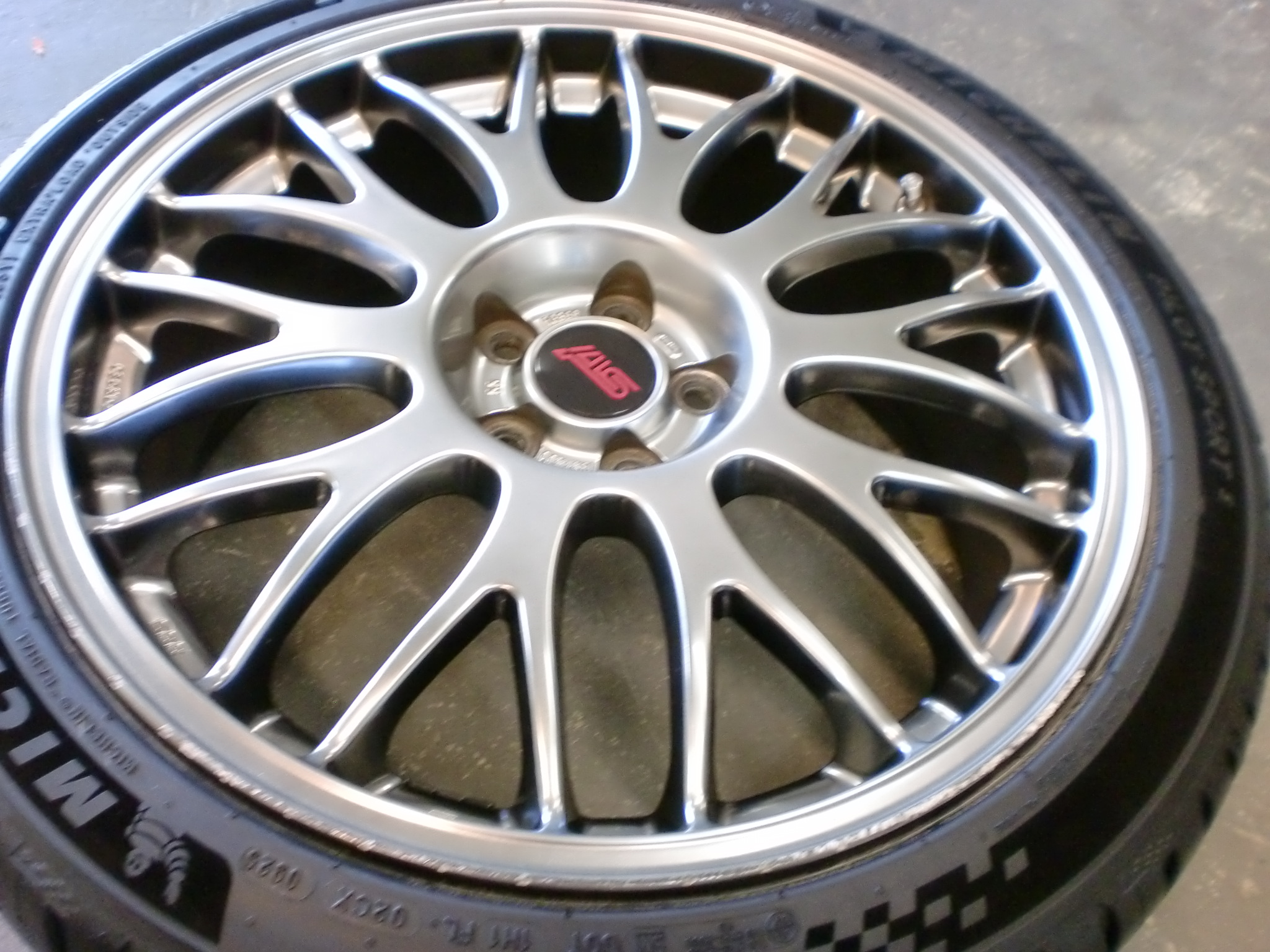 三鷹市　ハイパーシルバーホイール傷修理