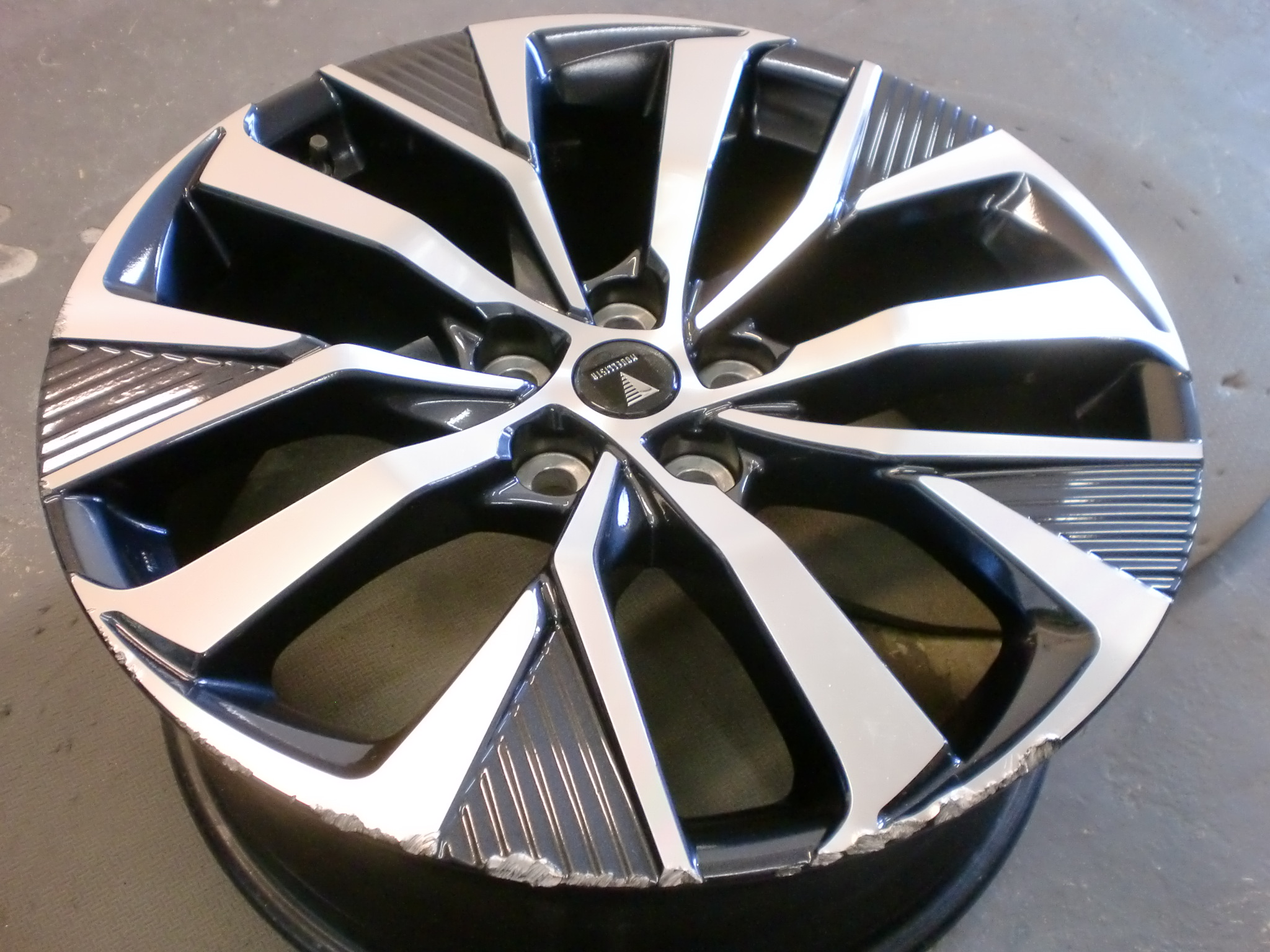 飯能市　ポリッシュツートンホイール傷修理